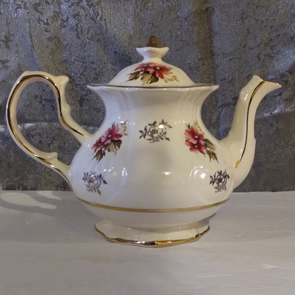 Price Kensington White/ Floral Teapot. Made in England - Picture 1 of 15